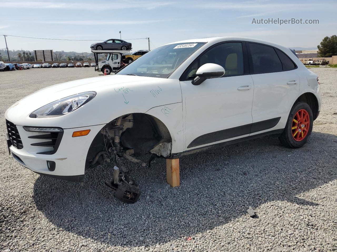 2018 Porsche Macan  White vin: WP1AA2A56JLB15675