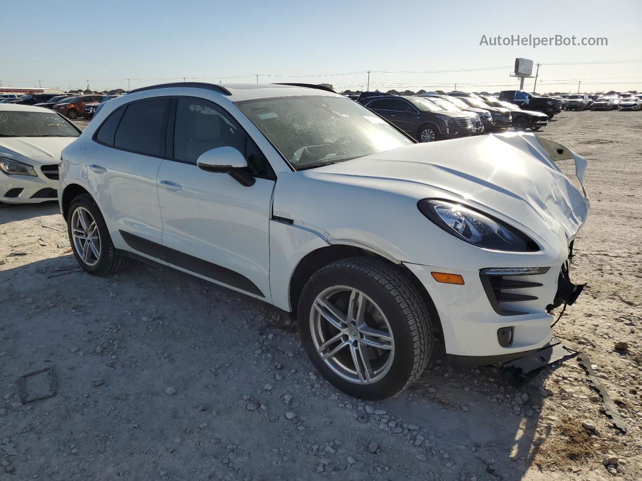 2018 Porsche Macan  White vin: WP1AA2A56JLB17183