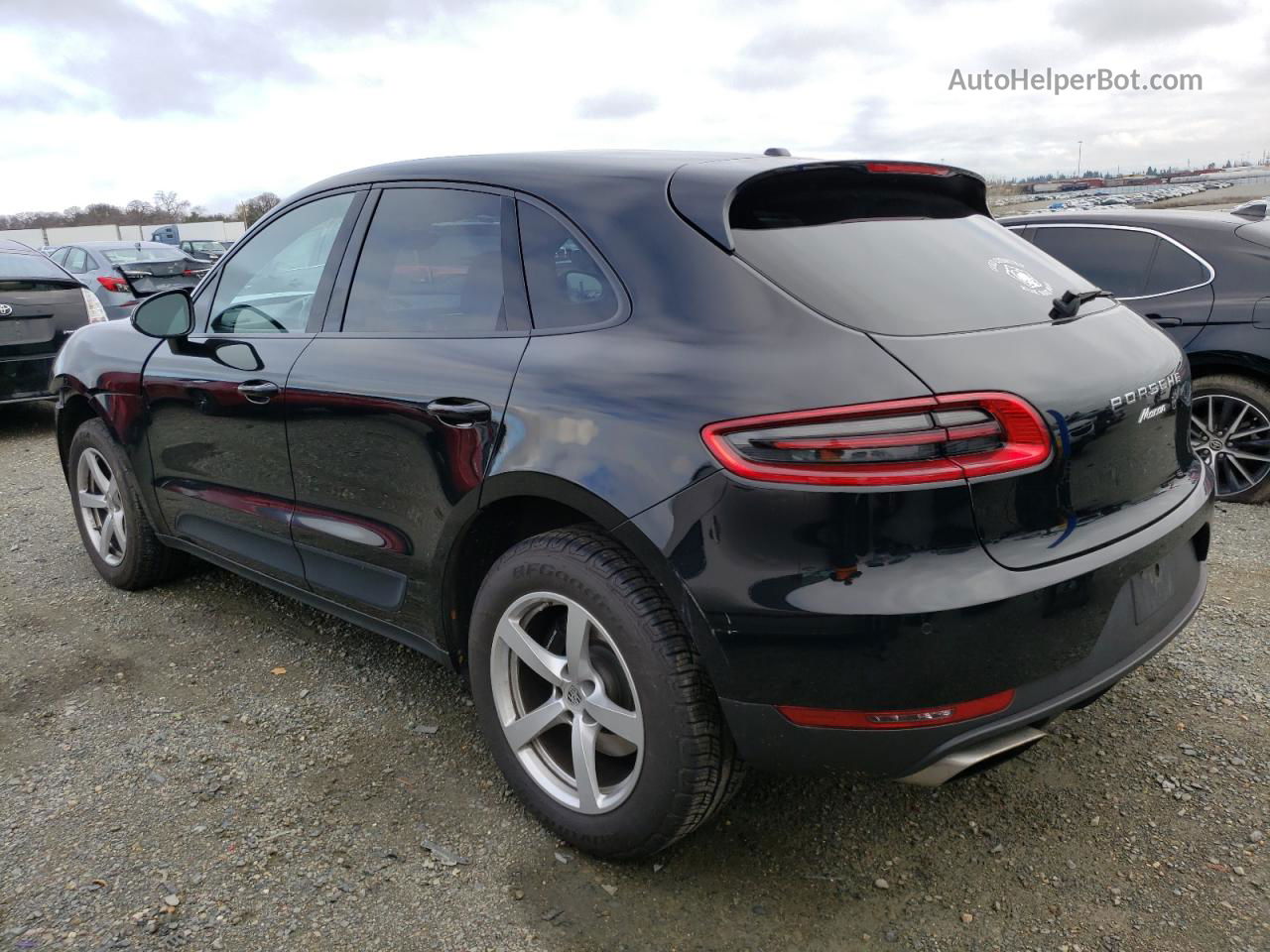 2017 Porsche Macan  Black vin: WP1AA2A57HLB00015