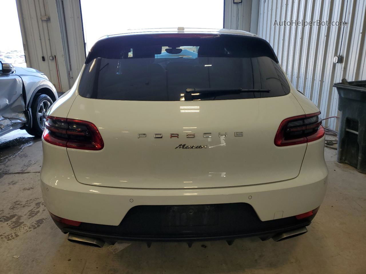 2017 Porsche Macan  White vin: WP1AA2A57HLB00757