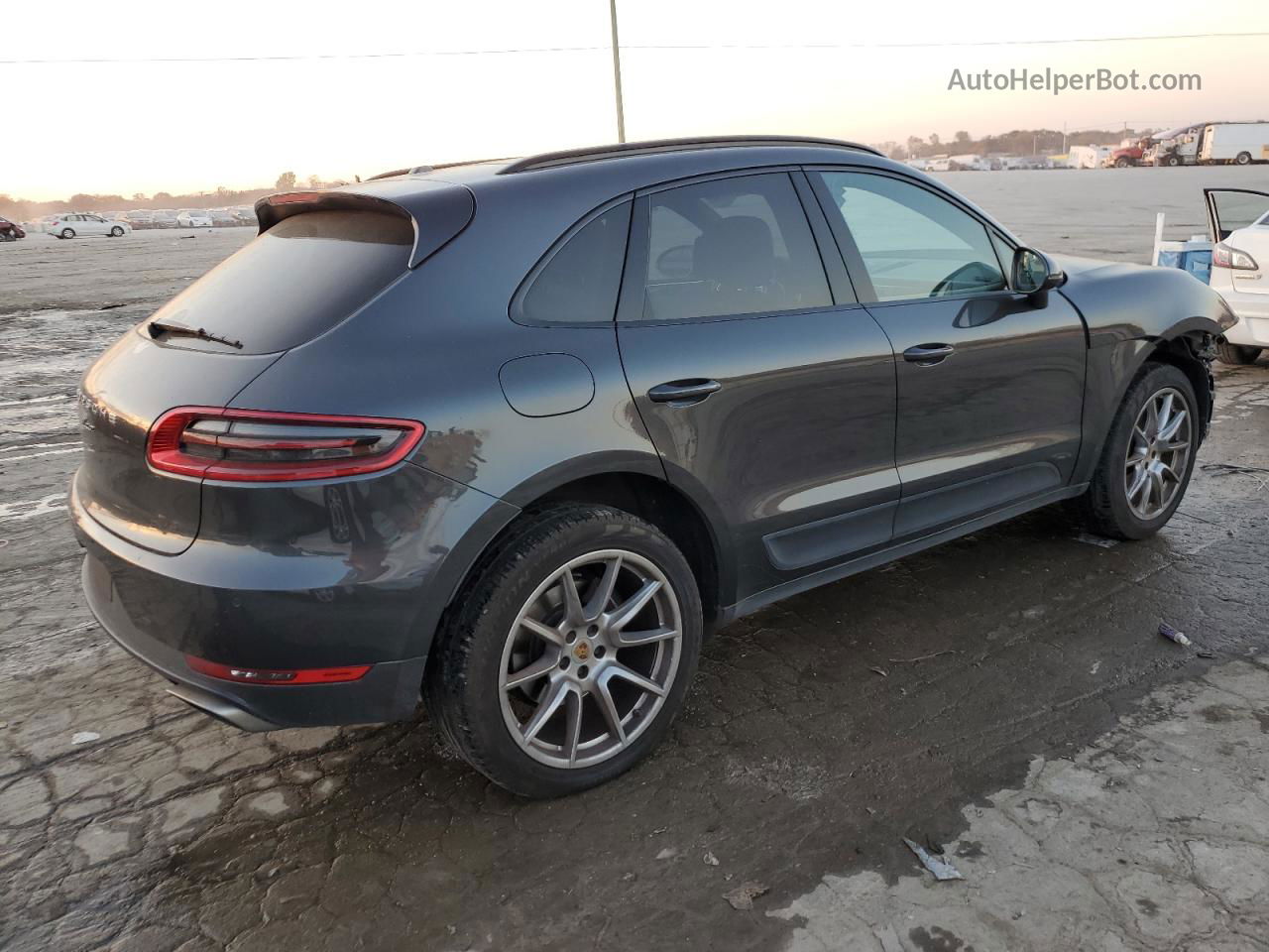 2018 Porsche Macan  Gray vin: WP1AA2A57JLB08010