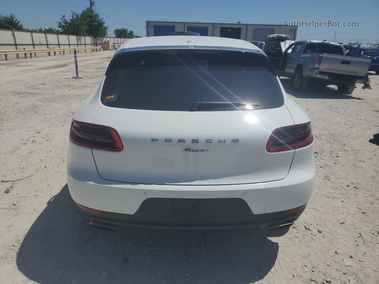 2018 Porsche Macan  White vin: WP1AA2A57JLB10078