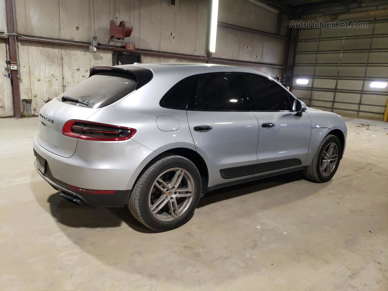 2017 Porsche Macan  Silver vin: WP1AA2A58HLB05921