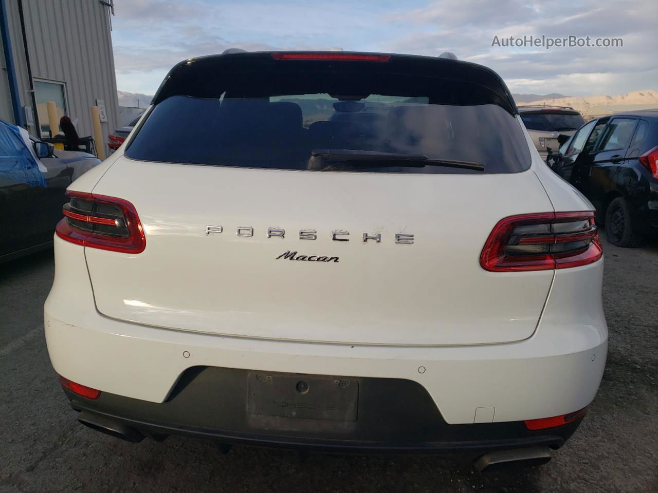 2018 Porsche Macan  White vin: WP1AA2A59JLB00071