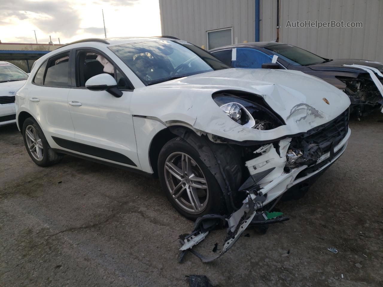 2018 Porsche Macan  White vin: WP1AA2A59JLB00071