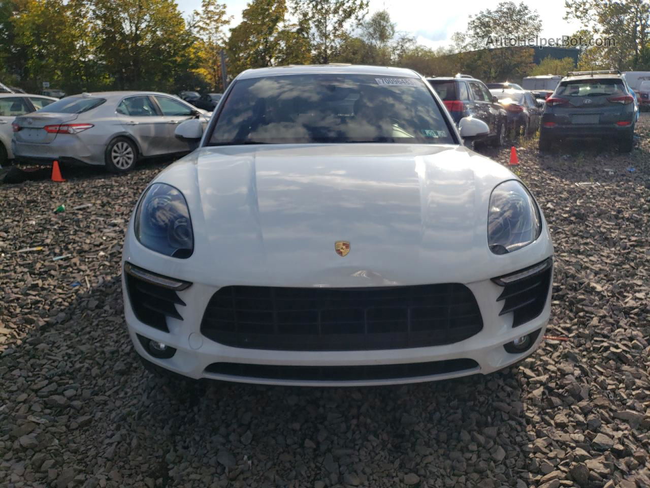 2018 Porsche Macan  White vin: WP1AA2A59JLB24015