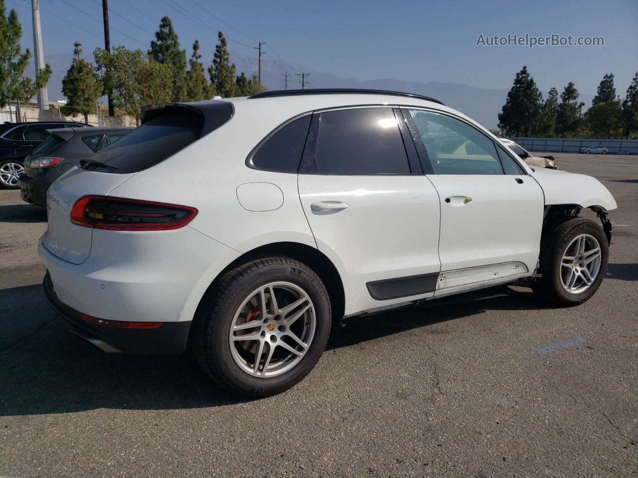 2017 Porsche Macan  White vin: WP1AA2A5XHLB82693