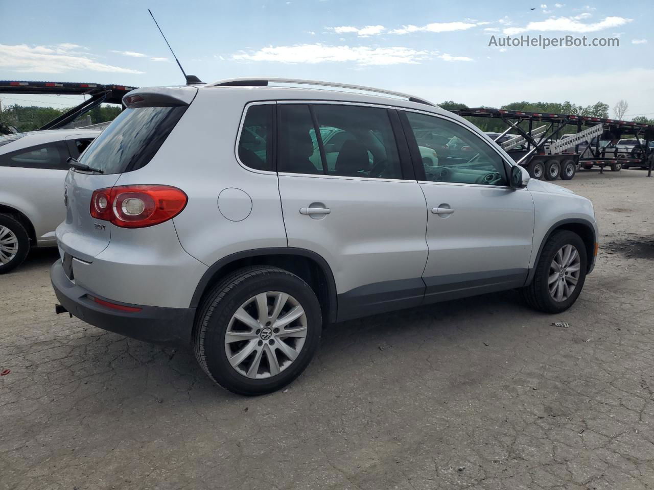 2010 Volkswagen Tiguan S Silver vin: WVGAV7AX0AW000066