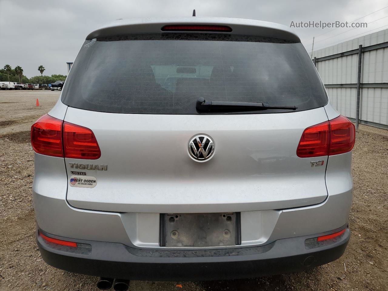 2018 Volkswagen Tiguan Limited  White vin: WVGAV7AX8JK005880