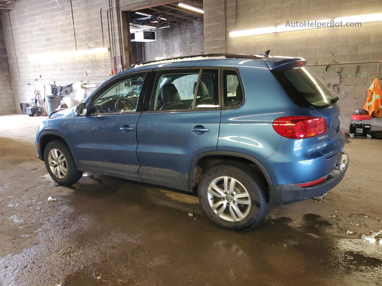 2017 Volkswagen Tiguan S Синий vin: WVGBV7AX1HK008781