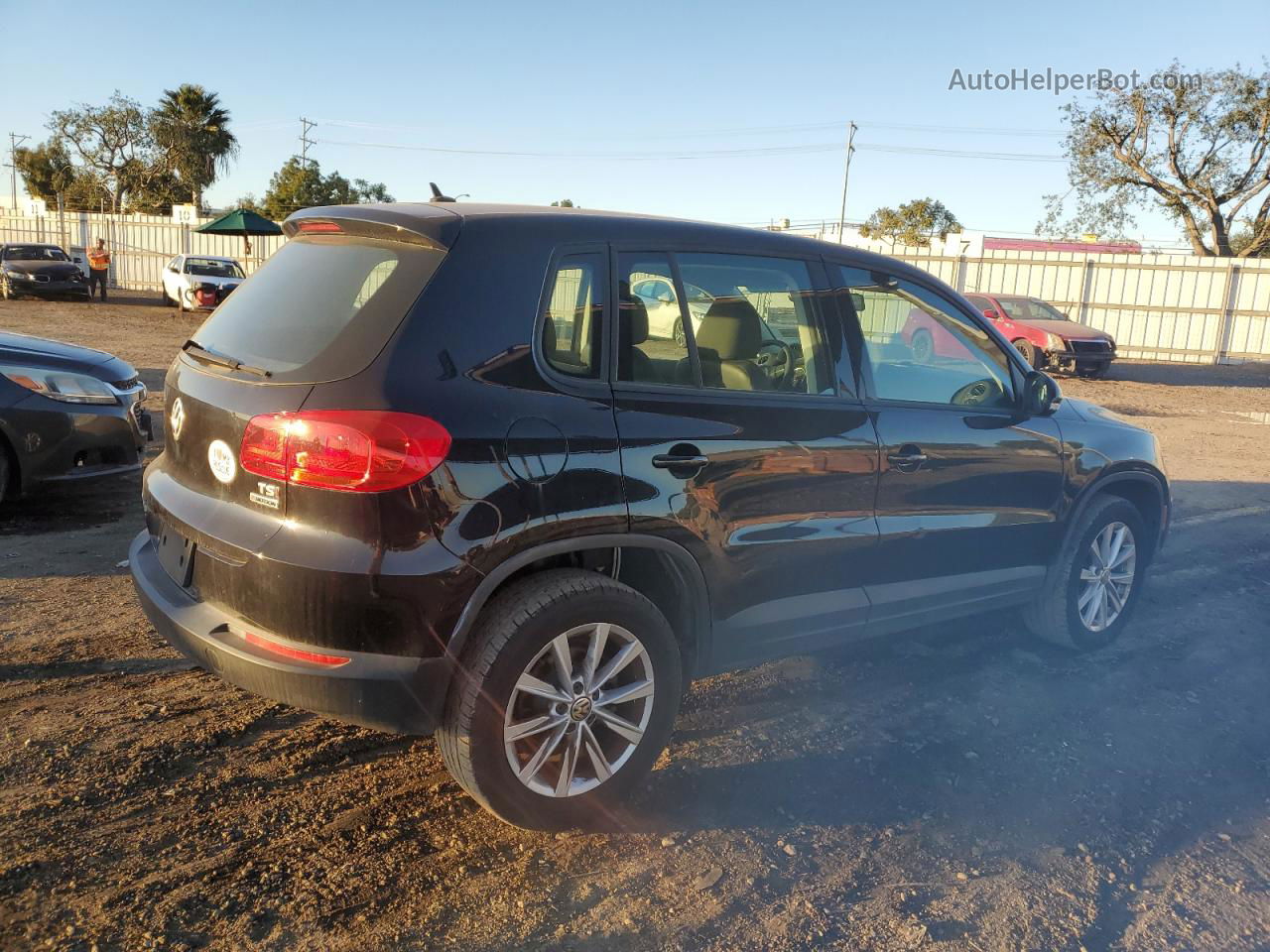 2017 Volkswagen Tiguan S Черный vin: WVGBV7AX1HK048195