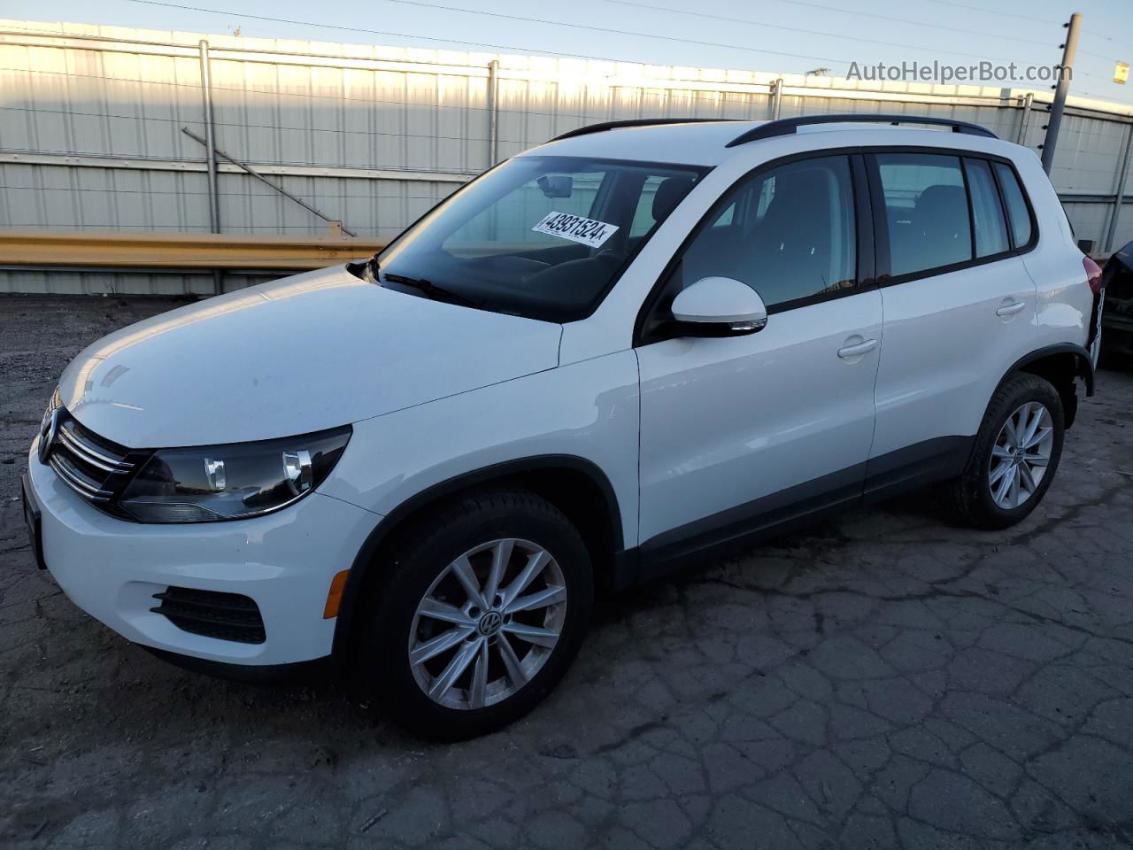 2017 Volkswagen Tiguan S White vin: WVGBV7AX2HK042907