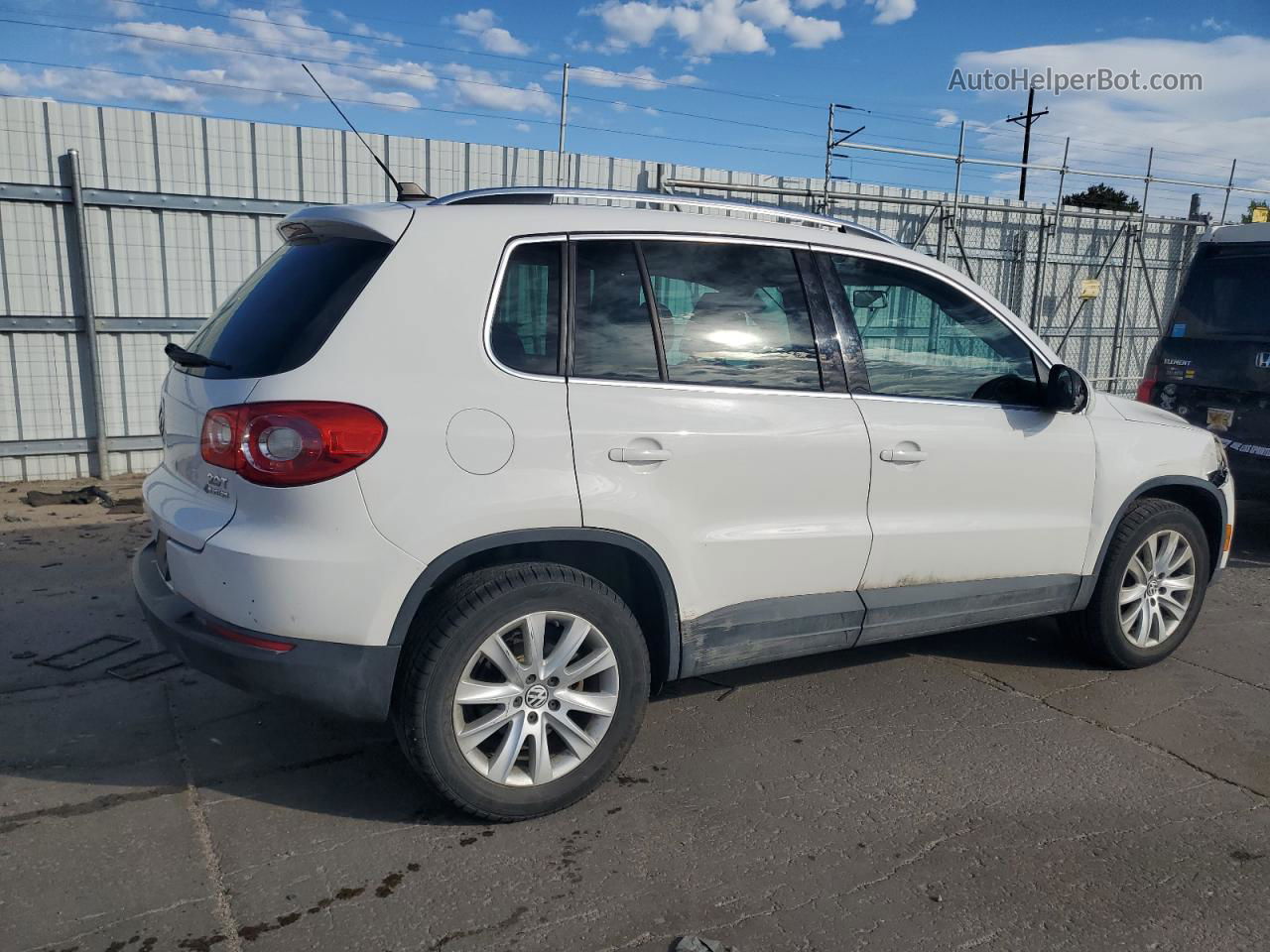 2010 Volkswagen Tiguan Se Silver vin: WVGBV7AX6AW502648