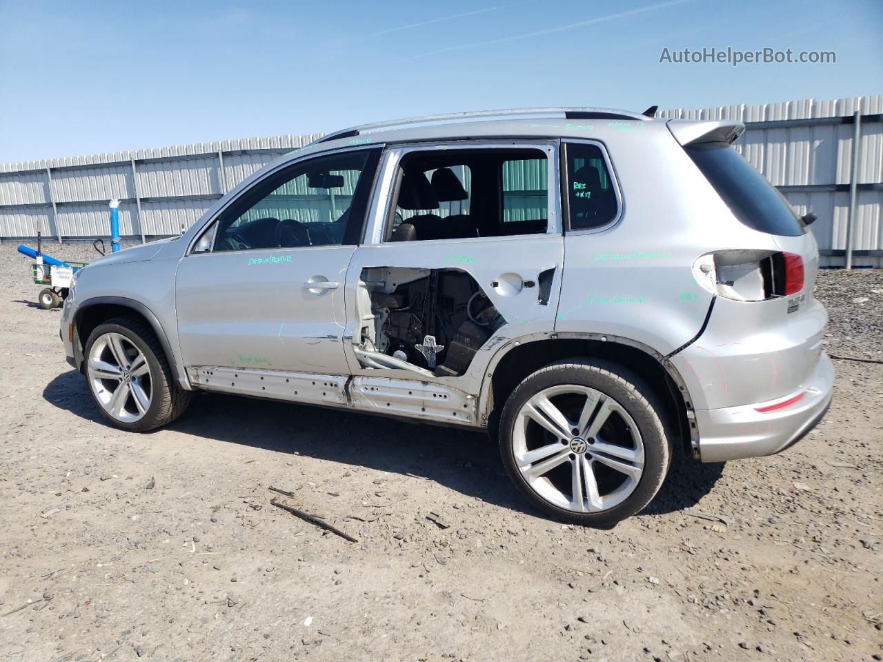 2016 Volkswagen Tiguan S Серебряный vin: WVGBV7AX8GW055622