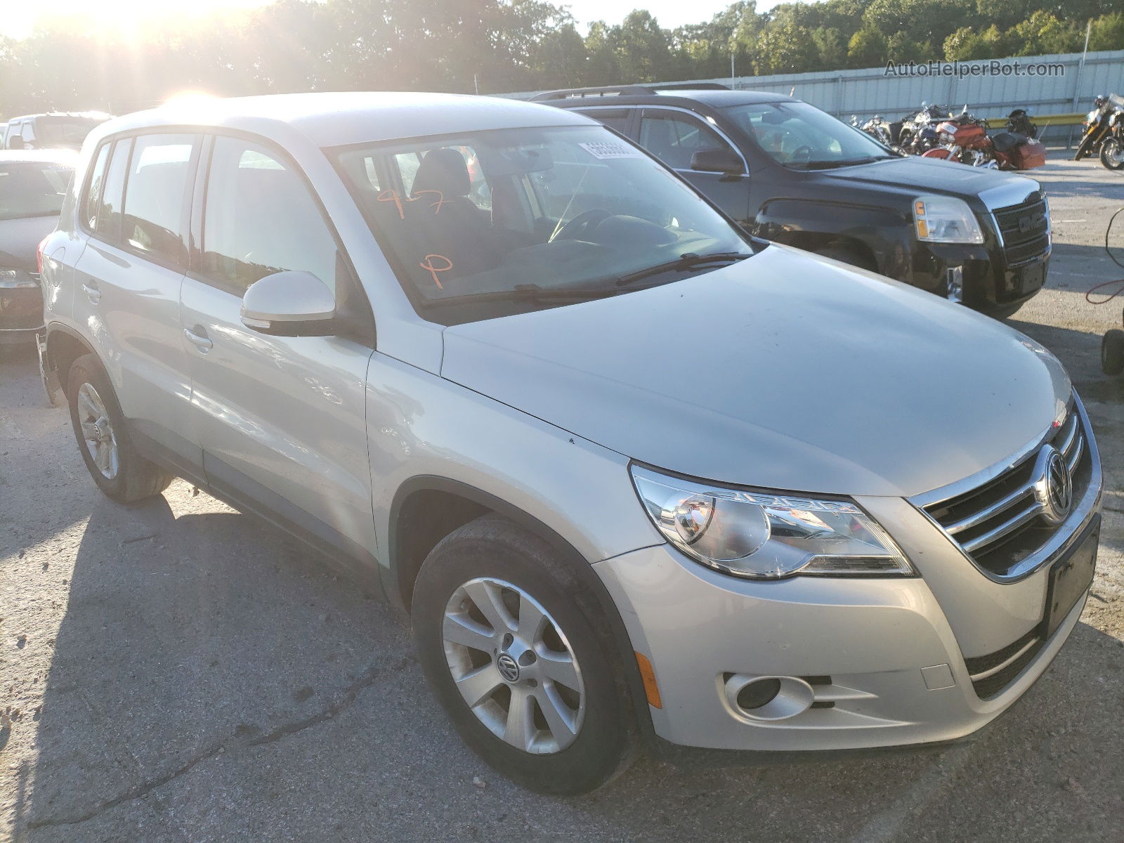 2010 Volkswagen Tiguan S Silver vin: WVGCV7AX2AW515093