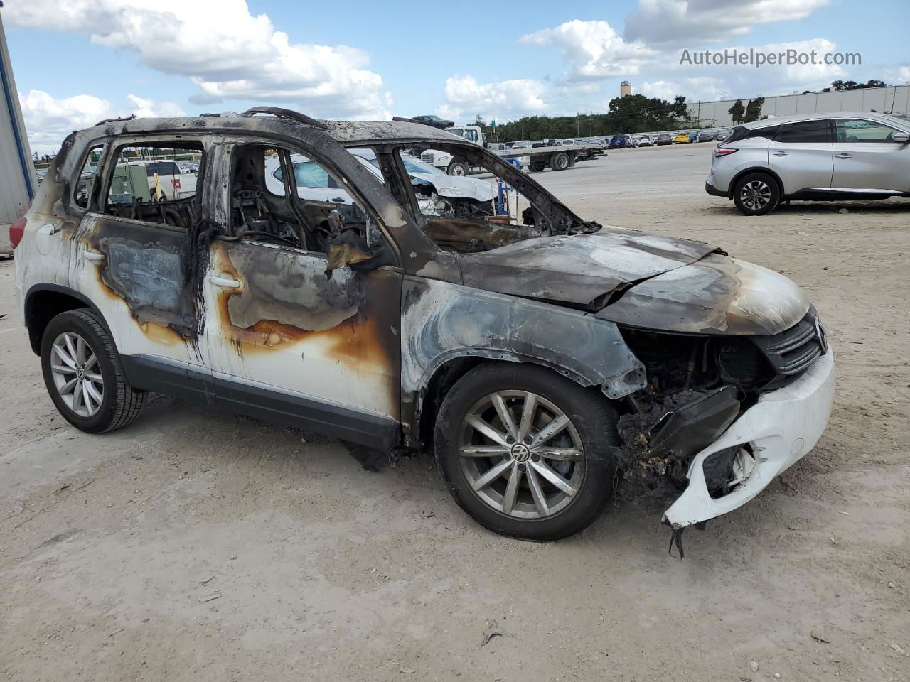 2017 Volkswagen Tiguan Wolfsburg Burn vin: WVGRV7AX3HW504933