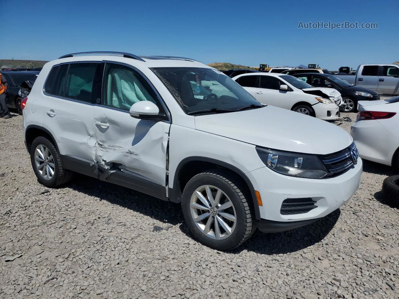 2017 Volkswagen Tiguan Wolfsburg White vin: WVGSV7AX4HK005874