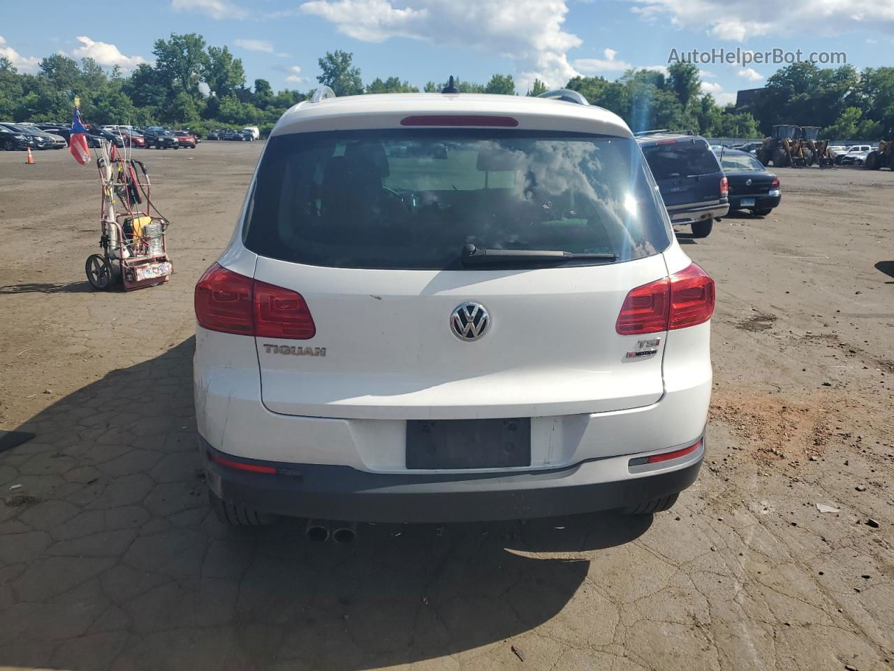 2017 Volkswagen Tiguan Wolfsburg White vin: WVGSV7AX6HK016357