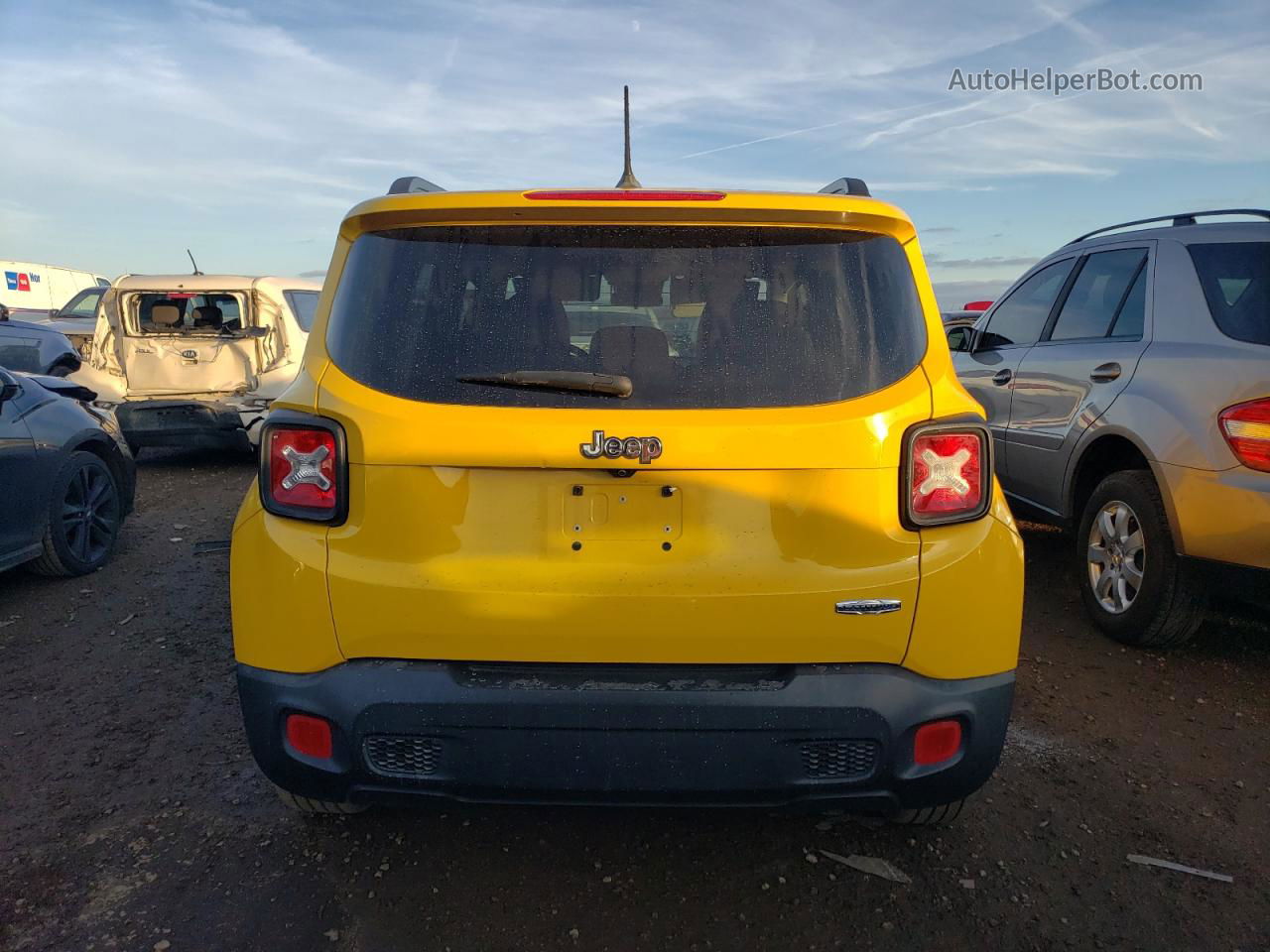 2015 Jeep Renegade Latitude Желтый vin: ZACCJABT9FPB45662