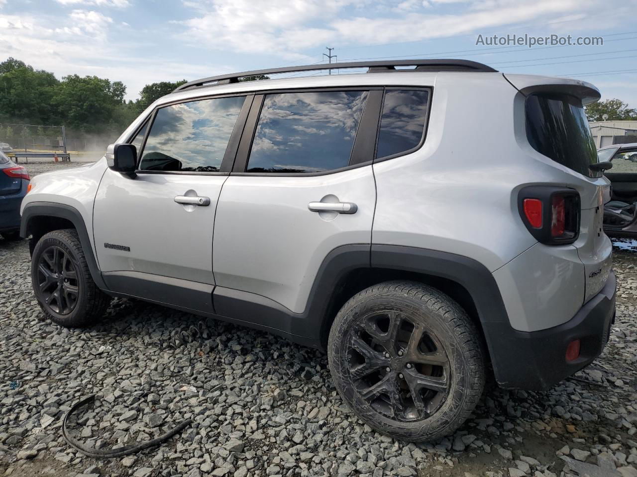 2017 Jeep Renegade Latitude Серебряный vin: ZACCJBBB8HPF02801