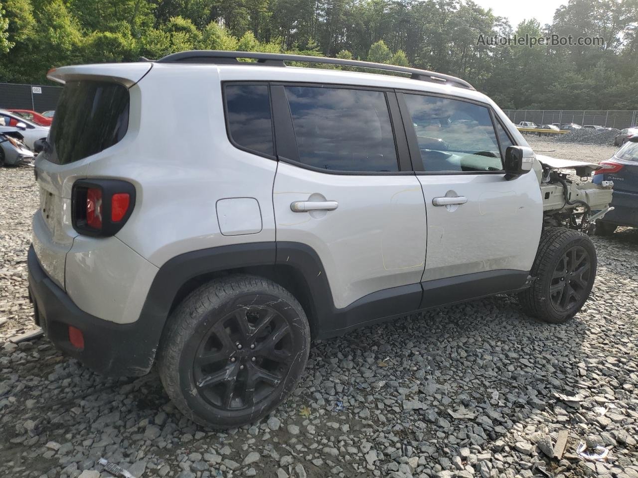 2017 Jeep Renegade Latitude Серебряный vin: ZACCJBBB8HPF02801