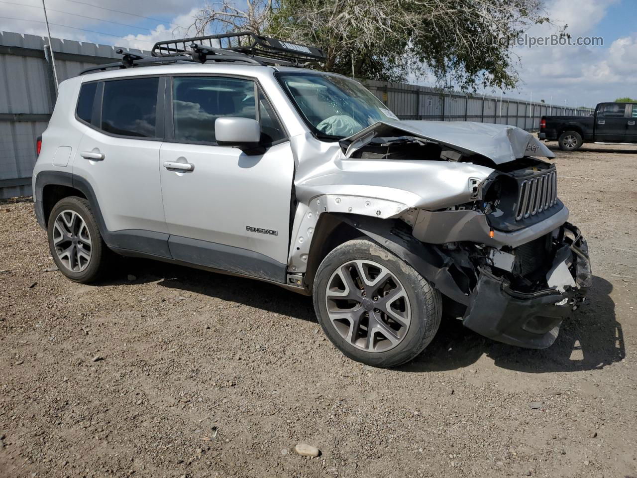 2015 Jeep Renegade Latitude Серебряный vin: ZACCJBBT0FPB62782