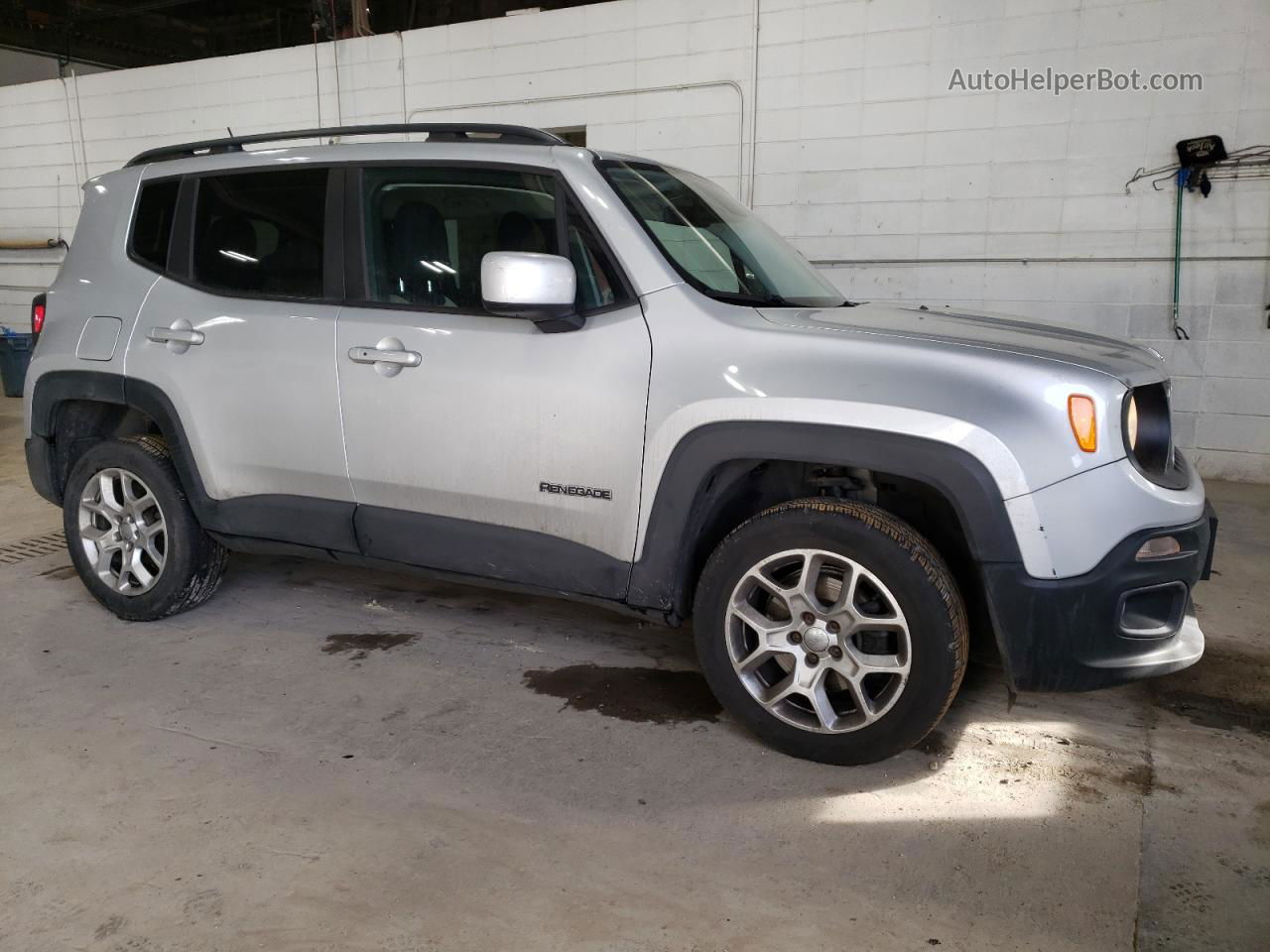 2015 Jeep Renegade Latitude Серебряный vin: ZACCJBBT0FPB72673