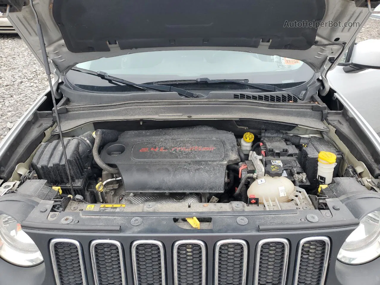 2015 Jeep Renegade Latitude Серебряный vin: ZACCJBBT0FPC26197