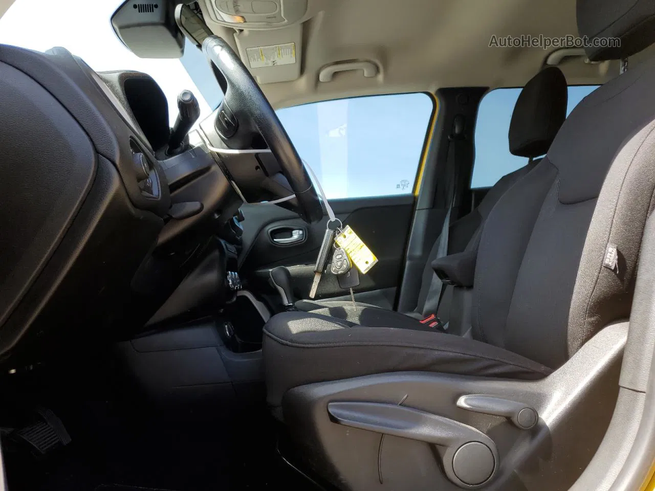 2015 Jeep Renegade Latitude Желтый vin: ZACCJBBT5FPC09377