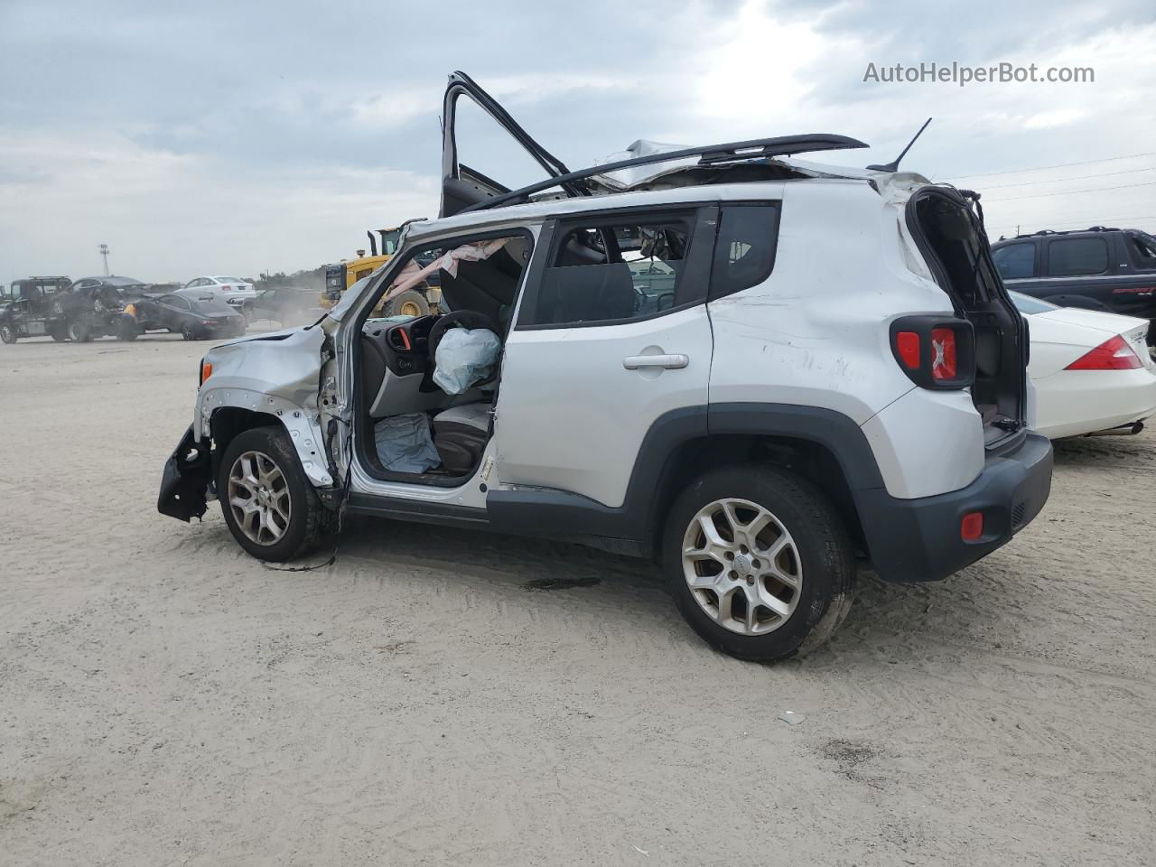 2015 Jeep Renegade Latitude Серебряный vin: ZACCJBBT7FPC04052