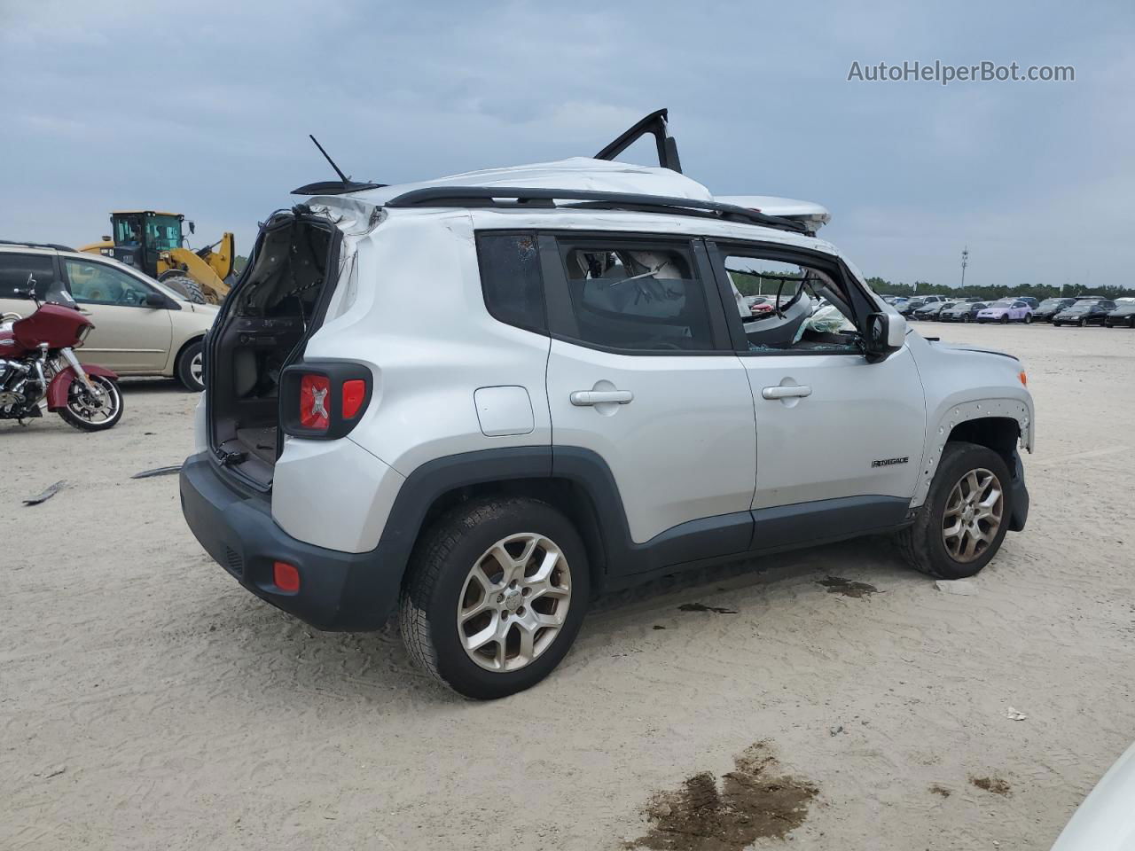 2015 Jeep Renegade Latitude Серебряный vin: ZACCJBBT7FPC04052